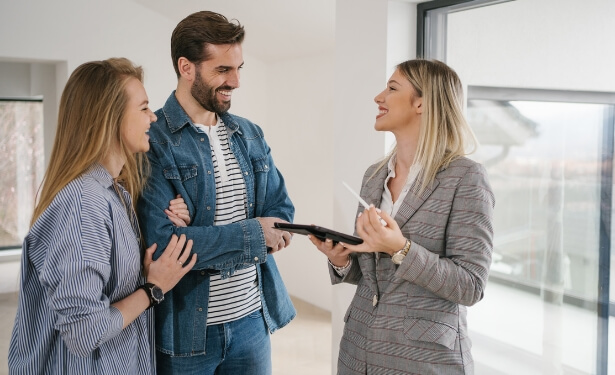 an agent discussing with a couple